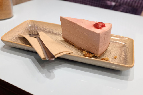 Vegan-Strawberry-cheesecake-slice