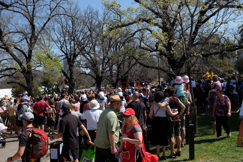 Grand-Final-Parade-2015-crowds