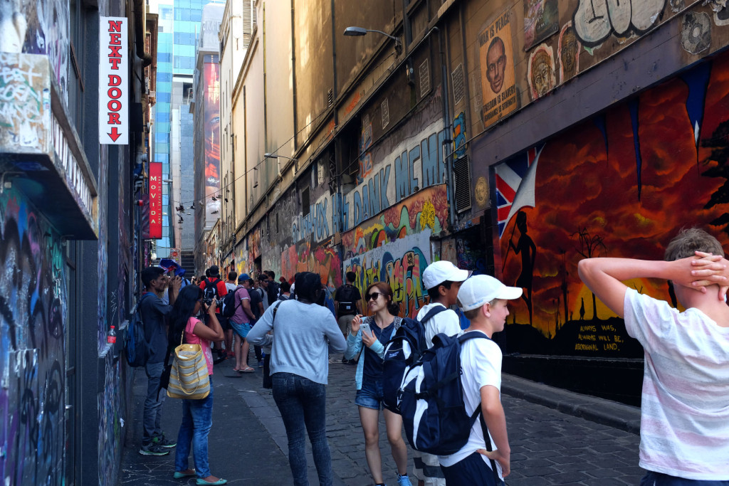 Hosier-Lane-Melbourne-Tourists