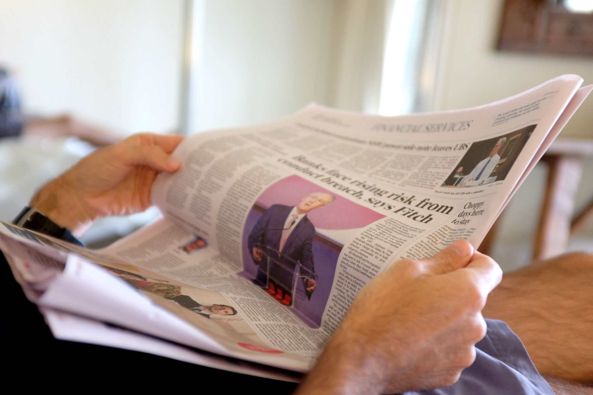 Newspapers are read by. Человек с газетой. Чтение газеты. Read newspaper. Газеты журналы в руках.