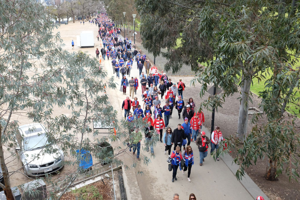 grand-final-day-crowds-2016